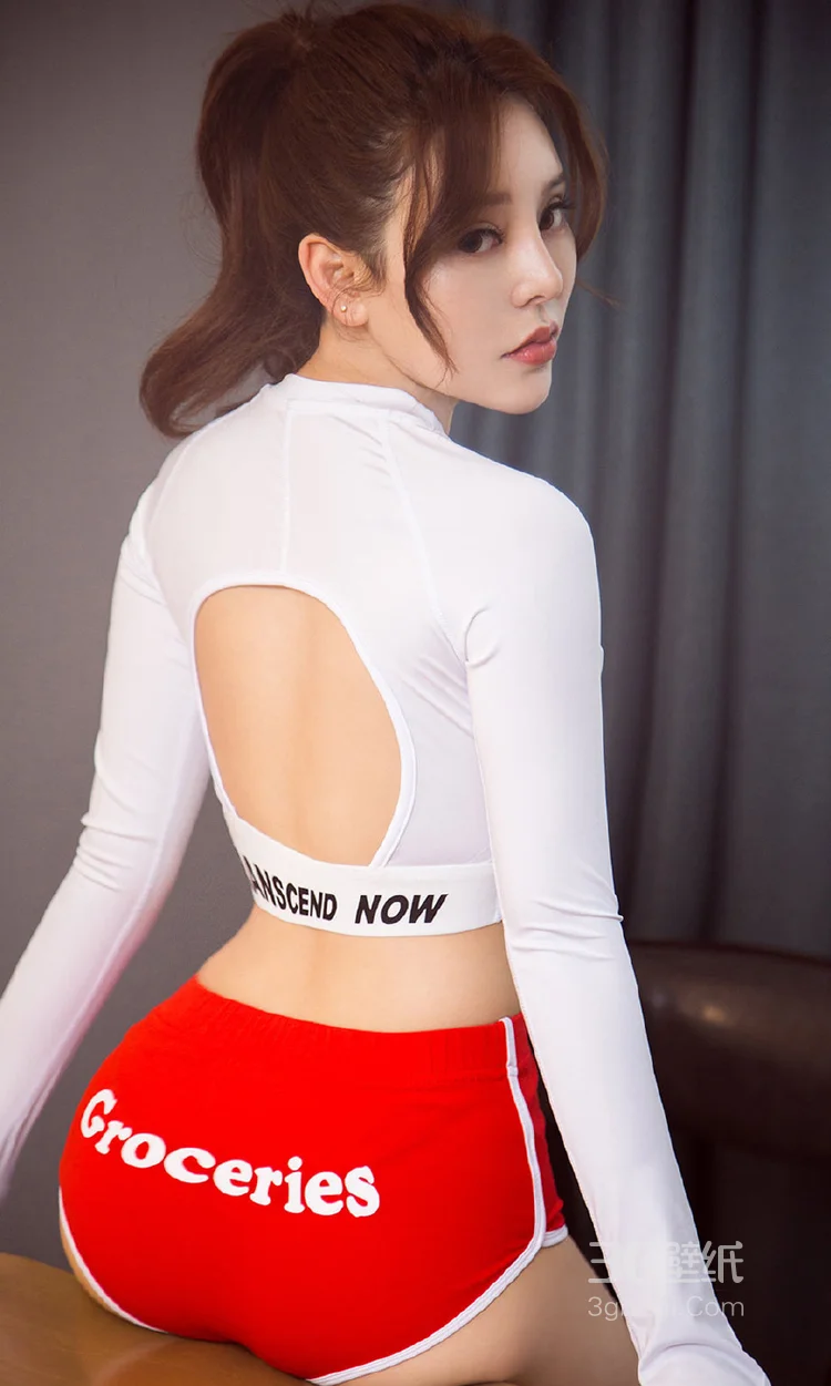 很是养眼的马尾辫性感美女紧身红色短裤私房写真图片 第4张 - 性感美女写真