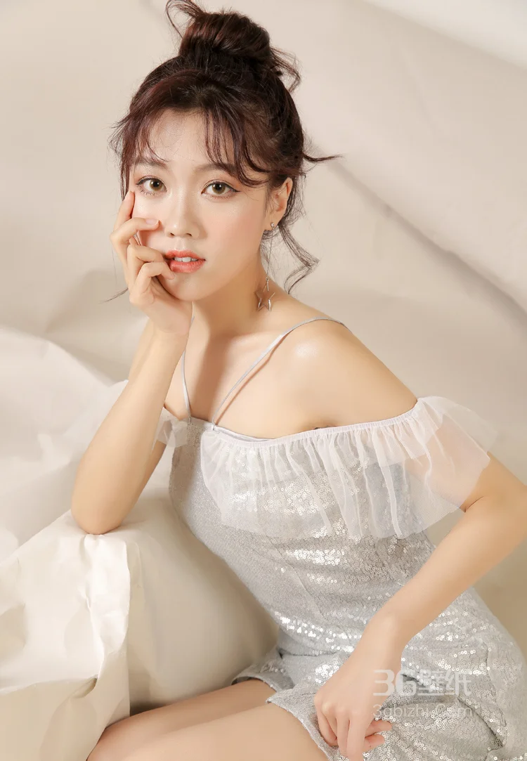 极品丸子头连衣短裙美女沙发上写真，美腿朝天蹬白皙诱人 - 云姿画报