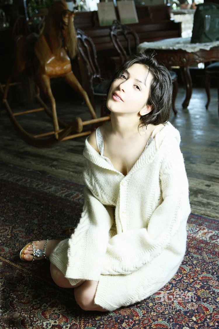 欧洲丰满性感美女萨赫勒・罗萨私房写真，精选户外美图图集 第11张 - 性感美女写真