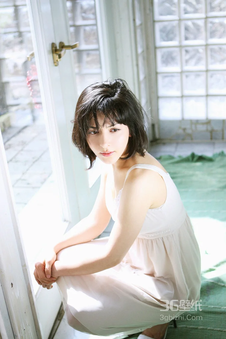 欧洲丰满性感美女萨赫勒・罗萨私房写真，户外美图图集 - 云姿画报