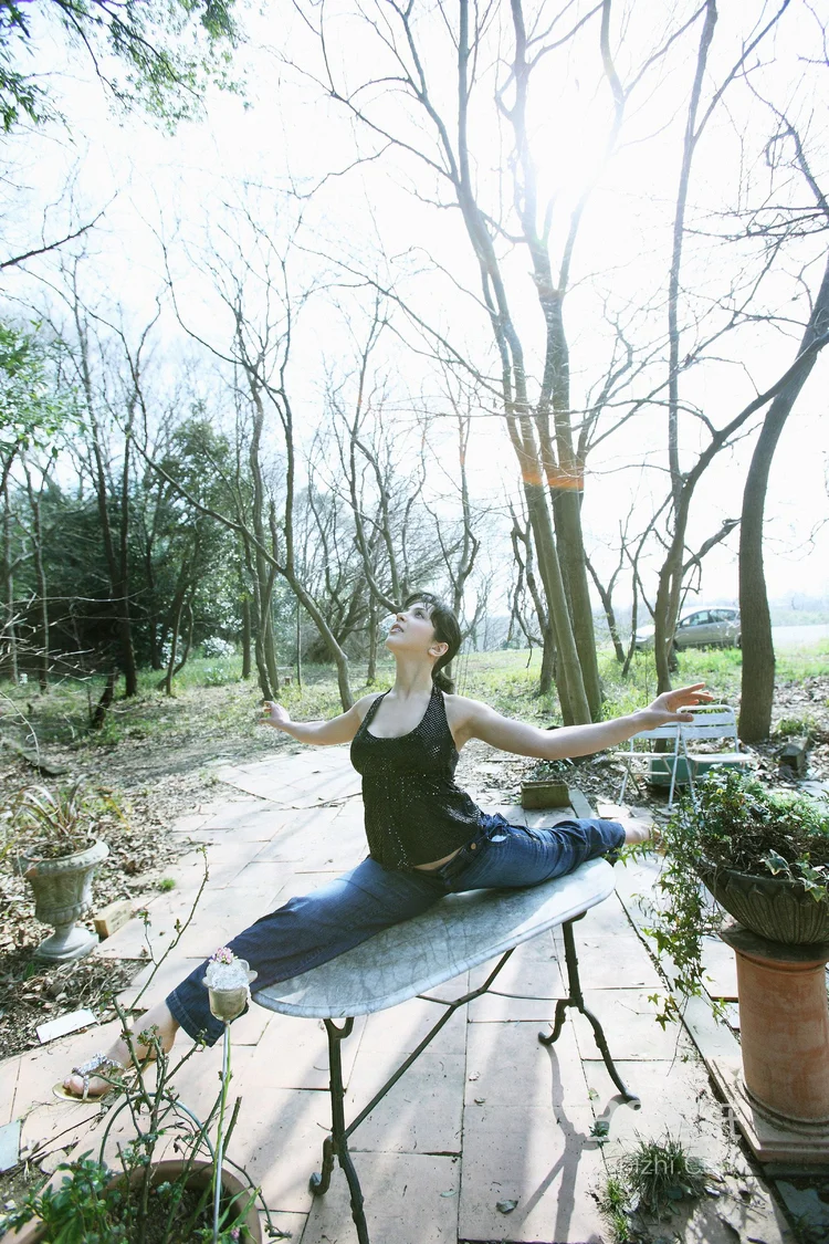 欧洲丰满性感美女萨赫勒・罗萨私房写真，精选户外美图图集 第22张 - 性感美女写真
