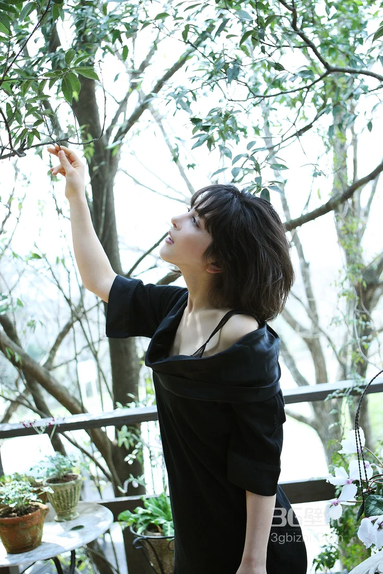 欧洲丰满性感美女萨赫勒・罗萨私房写真，精选户外美图图集 第5张 - 性感美女写真