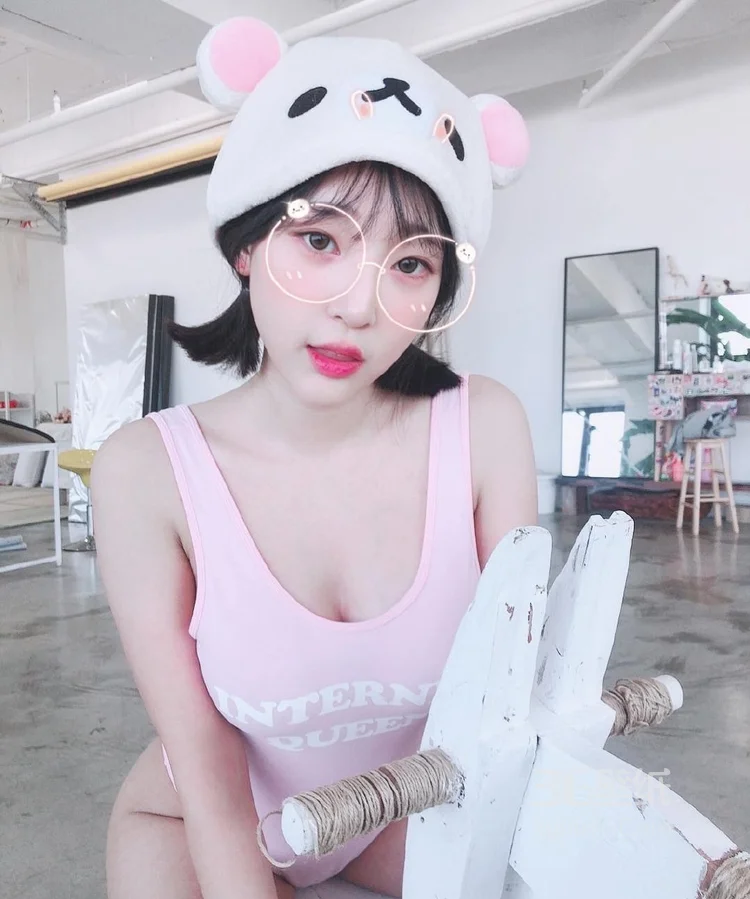 这么可爱的性感美女，真招架不住啊！戴帽子萌妹私房写真 - 云姿画报