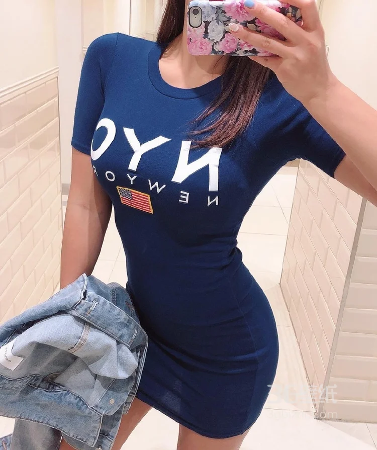 丰满型肉肉的韩国美女商场美照，精选紧身连衣裙尽显完美身材 第5张 - 性感美女写真