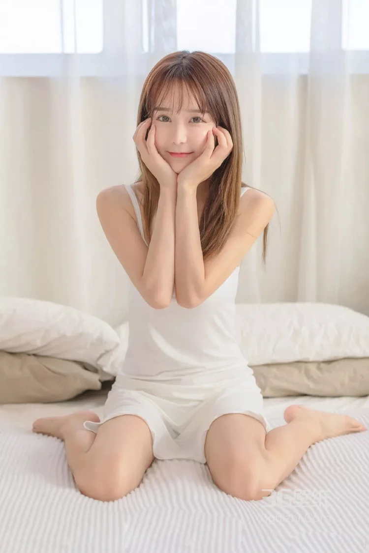 暖阳下的娇小型性感美少女小九吊带睡裙私房写真美图 第2张 - 性感美女写真