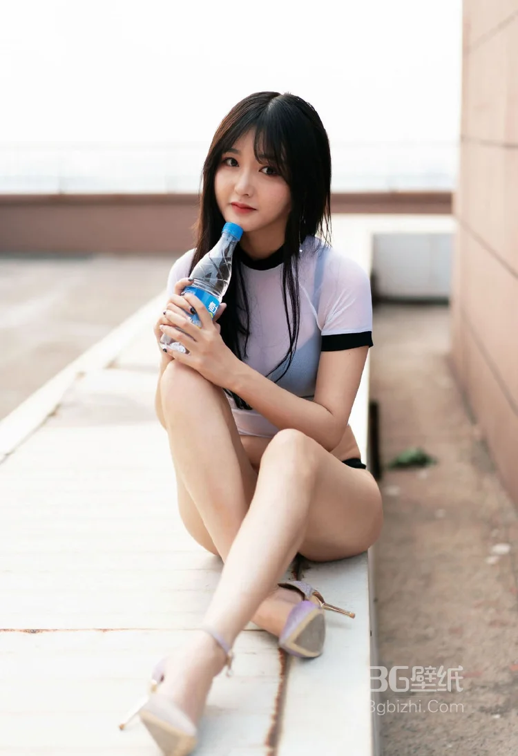 黑直长发娇嫩苗条美女顶楼露天台阶着紧身背心性感写真 - 云姿画报