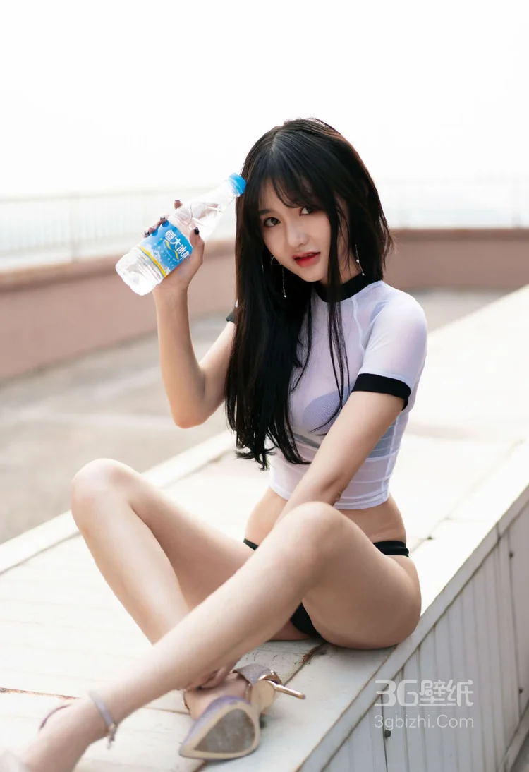 黑直长发娇嫩苗条美女顶楼露天台阶着紧身背心性感写真 第4张 - 性感美女写真