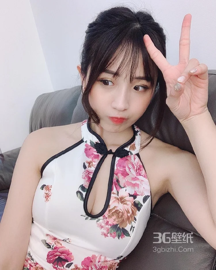 旗袍美女，丰满可爱美腿美女印花旗袍装私房写真图片 - 云姿画报